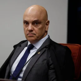 Moraes manda PGR se manifestar sobre pedido de Bolsonaro para liberar visitas de Flávio
