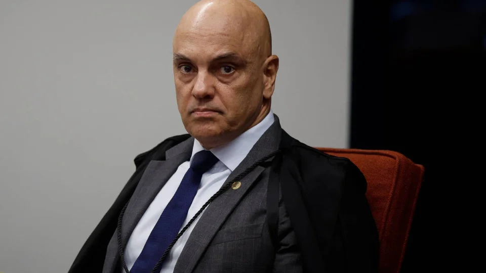Moraes manda PGR se manifestar sobre pedido de Bolsonaro para liberar visitas de Flávio