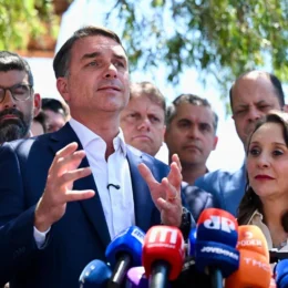 Flávio defende emendas em reunião fechada com políticos e diz saber ‘como é suado conseguir voto’