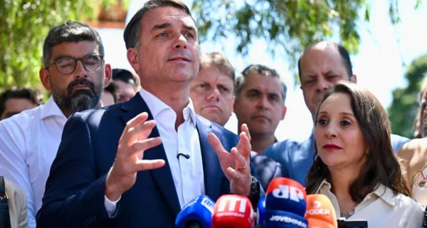 Flávio Bolsonaro já falou ser contra ‘torrar’ dinheiro em Farmácia Popular: ‘Politicagem’