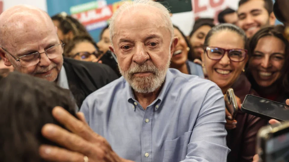 Lula diz que plano de ajuste de Flávio Bolsonaro é para ‘cortar do sangue do povo’