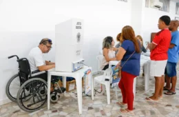 Eleitores com dificuldade de locomoção podem pedir transporte gratuito para votar