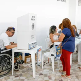 Eleitores com dificuldade de locomoção podem pedir transporte gratuito para votar
