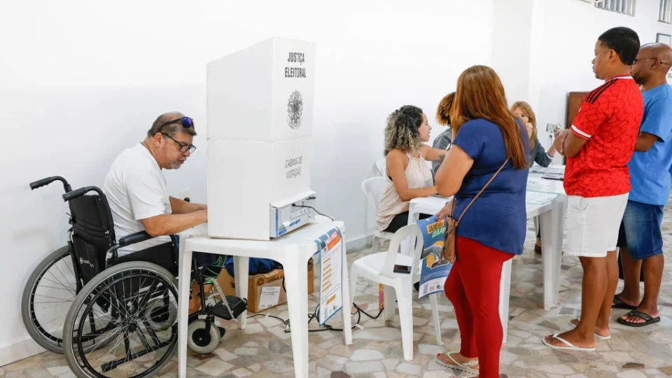 Eleitores com dificuldade de locomoção podem pedir transporte gratuito para votar