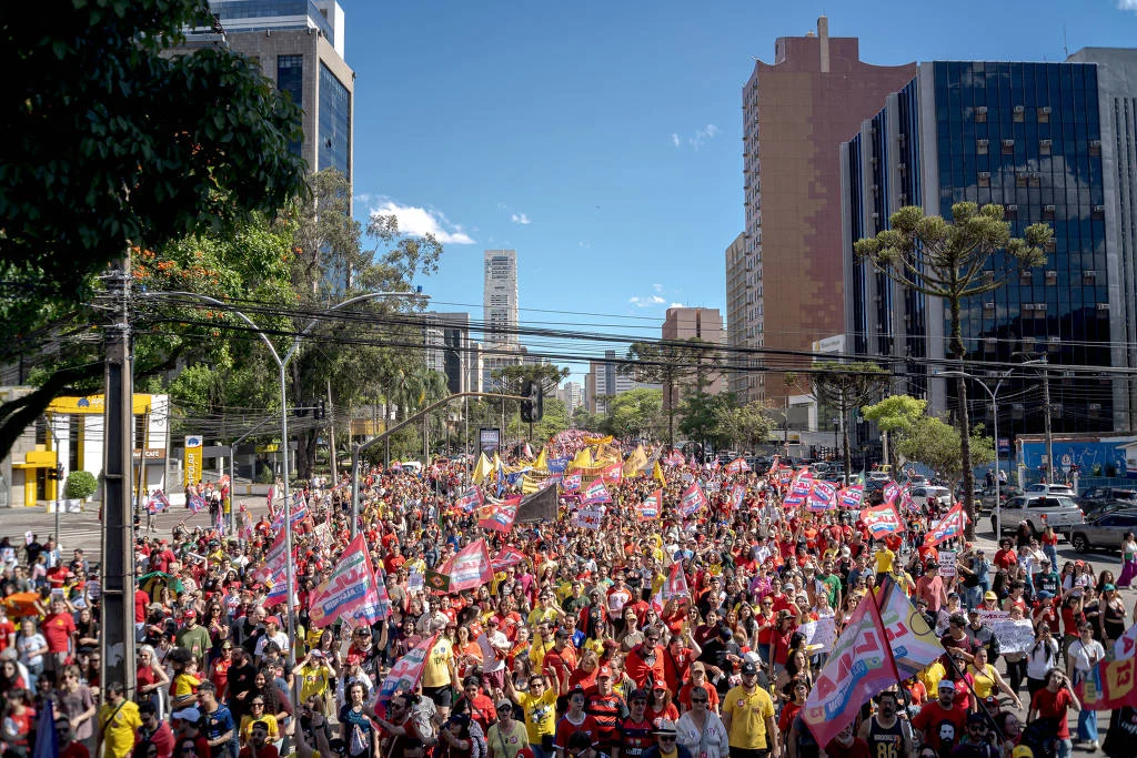 Ato pró-Lula em Curitiba reuniu milhares no início da tarde deste domingo (18). Concentração começou na praça 19 de Dezembro e seguiu pela avenida Cândido de Abreu - Divulgação PT-PR
