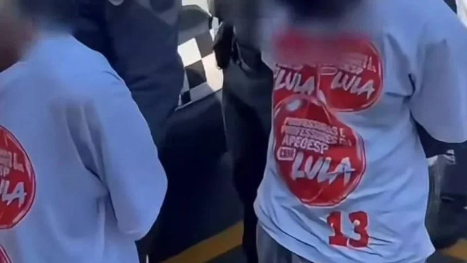 PM-SP é acusada de obrigar jovens detidos a vestir camisetas em apoio a Lula, diz jornal