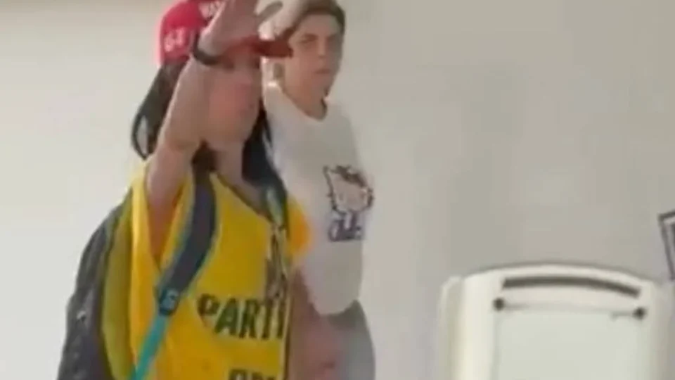 Polícia identifica mulher filmada fazendo saudação nazista após votar no RJ