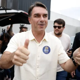 Seguranças de Flávio Bolsonaro dizem que ele não fez contato e omitiu agenda