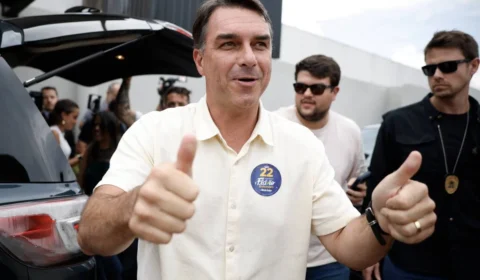 Seguranças de Flávio Bolsonaro dizem que ele não fez contato e omitiu agenda