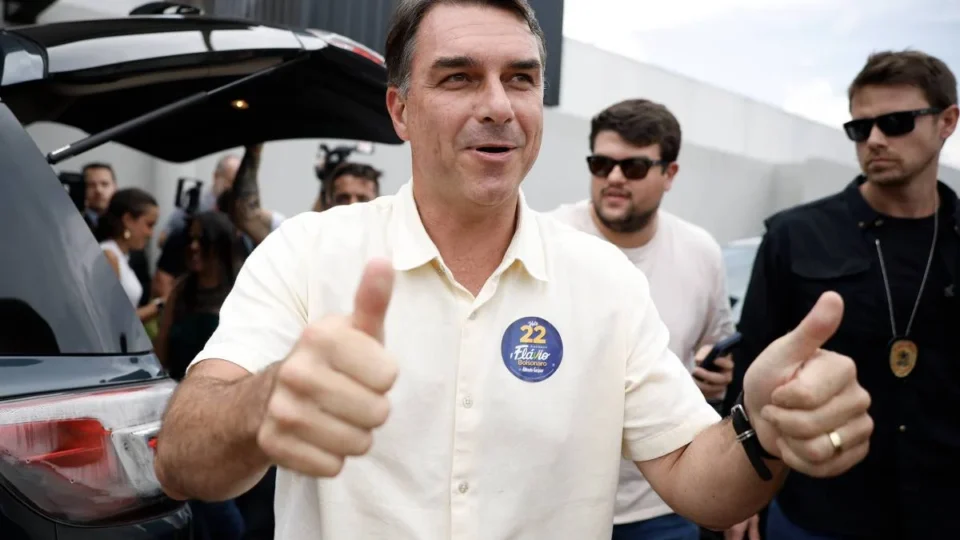Seguranças de Flávio Bolsonaro dizem que ele não fez contato e omitiu agenda