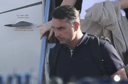Restrições sobre passaportes não fazem de Flávio Bolsonaro foragido, diz PF