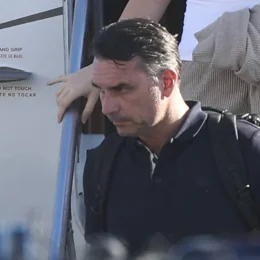 Restrições sobre passaportes não fazem de Flávio Bolsonaro foragido, diz PF