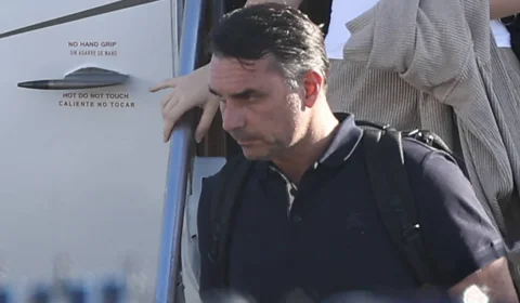 Restrições sobre passaportes não fazem de Flávio Bolsonaro foragido, diz PF