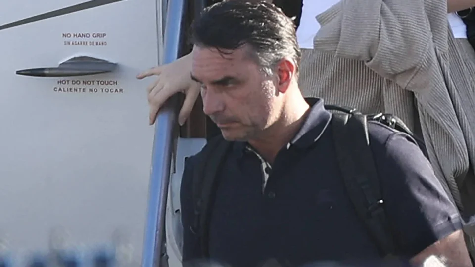 Restrições sobre passaportes não fazem de Flávio Bolsonaro foragido, diz PF