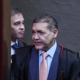 Kassio e Mendonça tentam se desvincular de Flávio após carta golpista