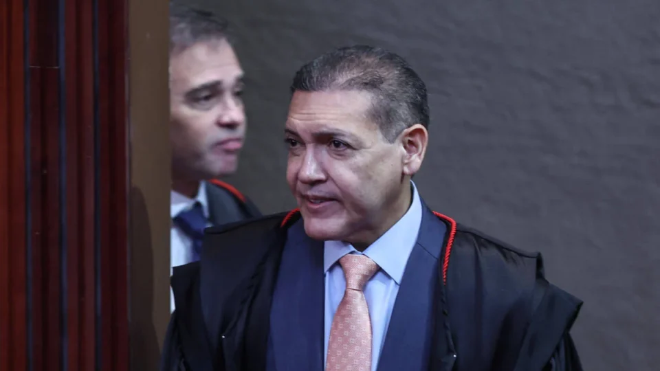 Kassio e Mendonça tentam se desvincular de Flávio após carta golpista