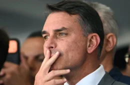 Flávio Bolsonaro é denunciado à PF por crime contra a fé pública em carta golpista