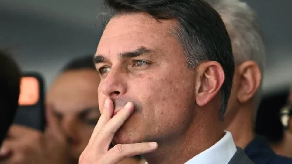 Flávio Bolsonaro é denunciado à PF por crime contra a fé pública em carta golpista