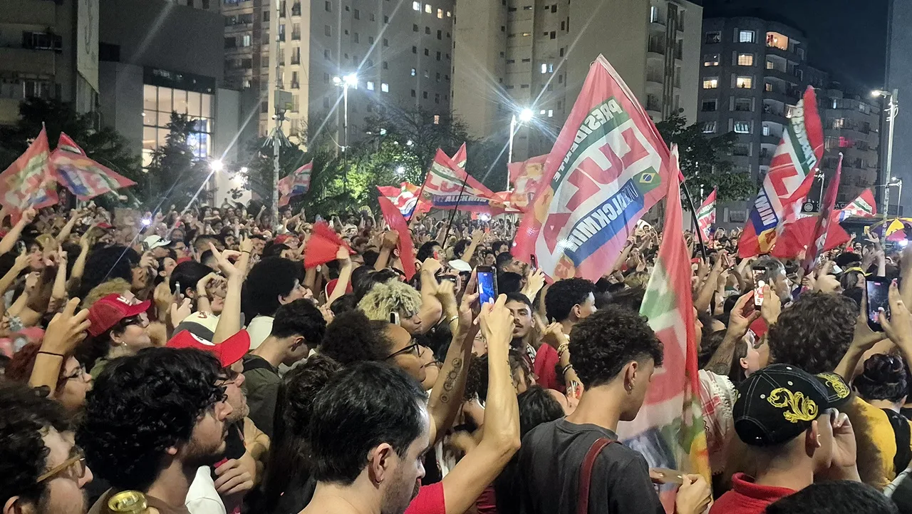 Multidão ocupou a Praça Roosevelt, no centro de São Paulo, para apoiar a candidatura de Lula | Crédito: Gia Matheus Almeida/BdF