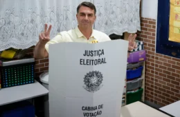 Flávio Bolsonaro diz confiar em ‘voto de revolta’ no primeiro turno