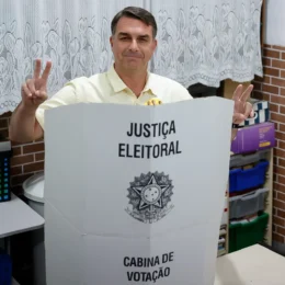 Flávio Bolsonaro diz confiar em ‘voto de revolta’ no primeiro turno