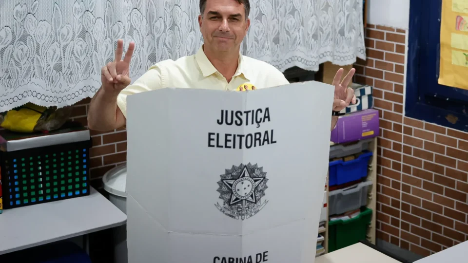 Flávio Bolsonaro diz confiar em ‘voto de revolta’ no primeiro turno
