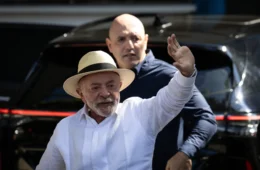 Lula diz estar confiante em vitória e volta a falar em escolha entre democracia e barbárie