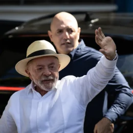 Lula diz estar confiante em vitória e volta a falar em escolha entre democracia e barbárie