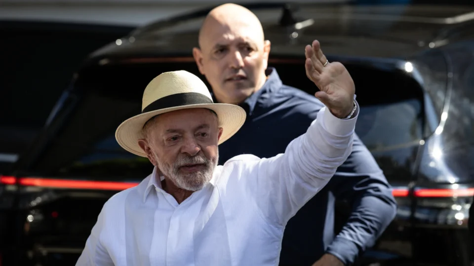 Lula diz estar confiante em vitória e volta a falar em escolha entre democracia e barbárie