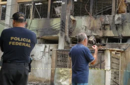 Ministro anuncia novo prédio, extensão de bolsas e equipamentos após incêndio na UFPE