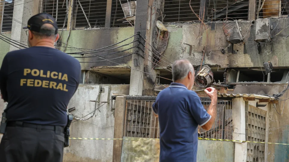 Ministro anuncia novo prédio, extensão de bolsas e equipamentos após incêndio na UFPE