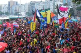 Apoiadores de Lula fazem ato em Copacabana com críticas a Flávio e defesa do fim da escala 6×1
