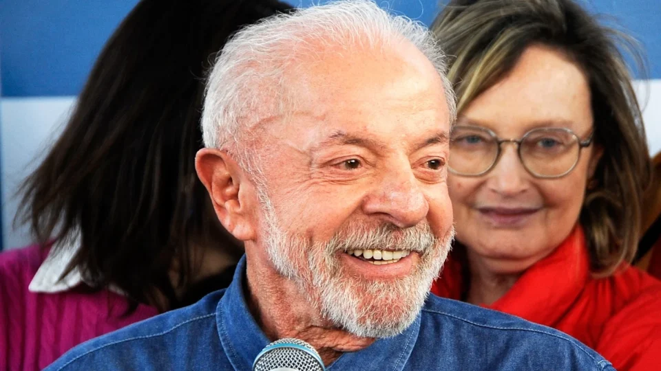 Lula mantém liderança sobre Flávio Bolsonaro em índice de popularidade digital após debate