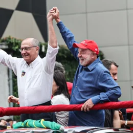Em último ato com apoiadores na Paulista, Lula compara eleição atual à de 1989