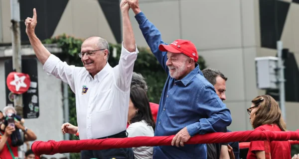 Abstenção cai e Lula amplia margem de vitória pela Europa