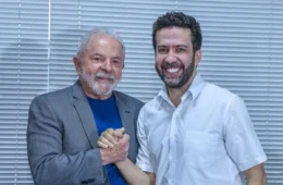 Lula vai comprar celular se canal no WhatsApp chegar a 5 milhões, diz Janones