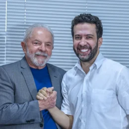 Lula vai comprar celular se canal no WhatsApp chegar a 5 milhões, diz Janones