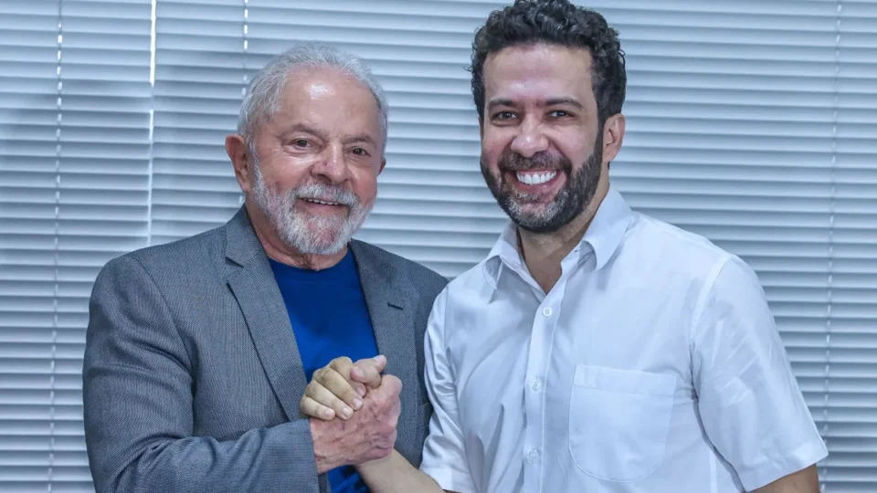 Lula vai comprar celular se canal no WhatsApp chegar a 5 milhões, diz Janones