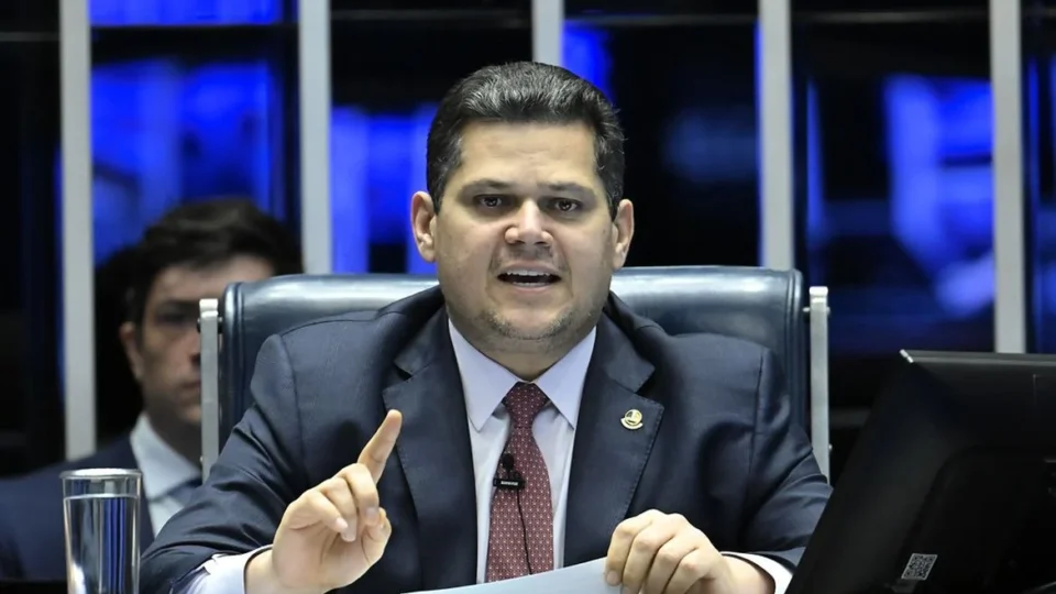 Alcolumbre anuncia sessões para discutir e votar fim da escala 6×1