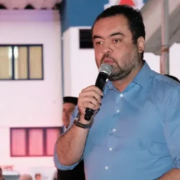 Claudio Castro beneficiou concessionária de água que deixou de pagar R$ 450 milhões ao RJ