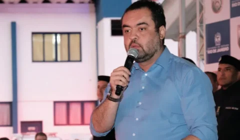 Claudio Castro beneficiou concessionária de água que deixou de pagar R$ 450 milhões ao RJ