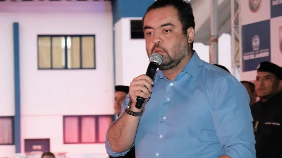 Claudio Castro beneficiou concessionária de água que deixou de pagar R$ 450 milhões ao RJ