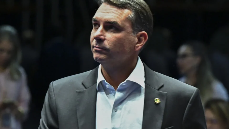 Plano de Flávio prevê revisão da Previdência sem dar garantias sobre aposentadoria e reajustes