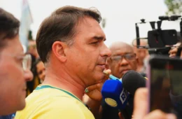 Flávio Bolsonaro quer adiar devolução de impostos para 70 milhões de brasileiros