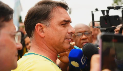 Flávio Bolsonaro quer adiar devolução de impostos para 70 milhões de brasileiros