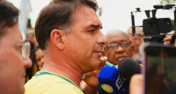 Flávio Bolsonaro quer adiar devolução de impostos para 70 milhões de brasileiros
