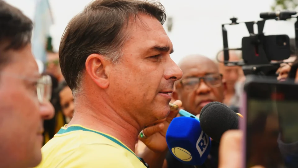 Flávio Bolsonaro quer adiar devolução de impostos para 70 milhões de brasileiros