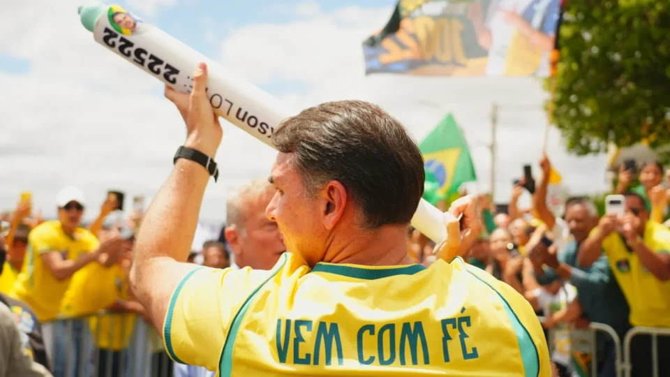 Flávio defendeu milícias e atacou juízas que enfrentaram policiais criminosos