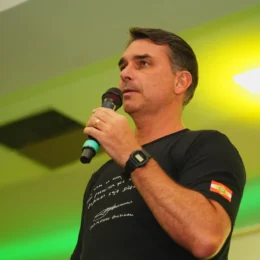 Proposta de Flávio para transformar SUS em Einstein é fantasiosa e acena para privatizações