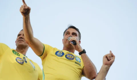 Veja três vezes que Flávio Bolsonaro votou contra projetos de proteção à mulher